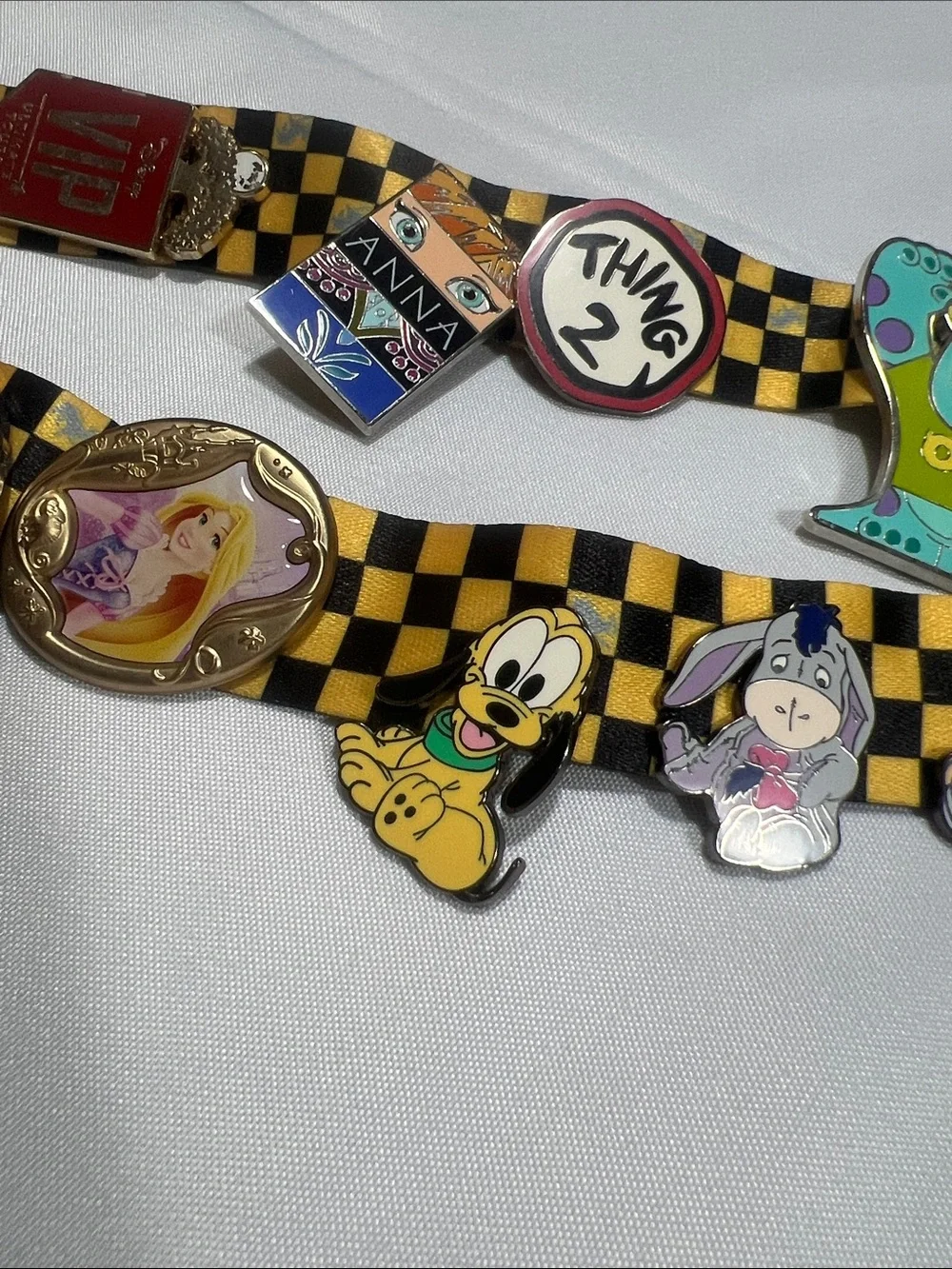 Checkered Universal Studios Harry Potter Lanyard with 16 Character Pins.